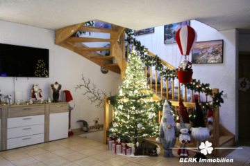 BERK Immobilien – Zwei in einem als Kapitalanlage: Zwei Wohneinheiten, ca. 6 % Rendite in Eschau - Treppenhaus linkes Haus (116166)