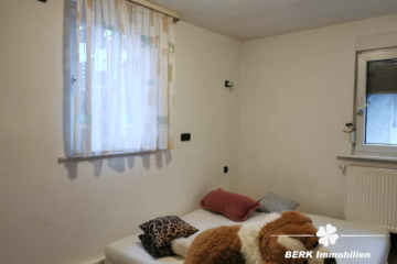 BERK Immobilien – Zwei in einem als Kapitalanlage: Zwei Wohneinheiten, ca. 6 % Rendite in Eschau - Zimmer rechtes Haus (116183)