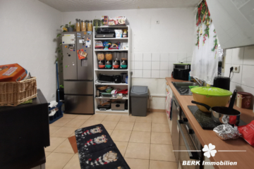 BERK Immobilien – Zwei in einem als Kapitalanlage: Zwei Wohneinheiten, ca. 6 % Rendite in Eschau - Küche linkes Haus (116170)