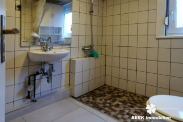 BERK Immobilien – Zwei in einem als Kapitalanlage: Zwei Wohneinheiten, ca. 6 % Rendite in Eschau - 1. Bad rechtes Haus (116178)