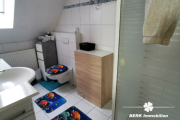 BERK Immobilien – Zwei in einem als Kapitalanlage: Zwei Wohneinheiten, ca. 6 % Rendite in Eschau - 2. Bad linkes Haus (116174)