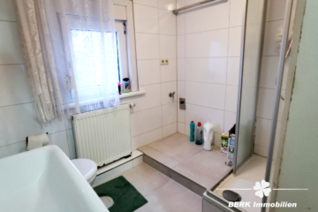 BERK Immobilien – Zwei in einem als Kapitalanlage: Zwei Wohneinheiten, ca. 6 % Rendite in Eschau - 2. Bad rechtes Haus (116184)
