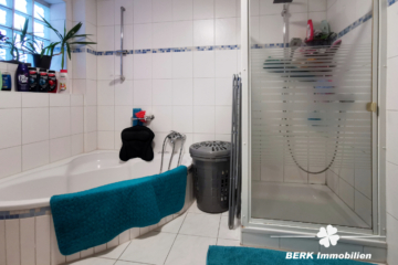 BERK Immobilien – Zwei in einem als Kapitalanlage: Zwei Wohneinheiten, ca. 6 % Rendite in Eschau - 1. Bad linkes Haus (116169)