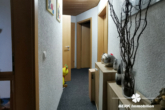 Flur linkes Haus - BERK Immobilien – Zwei in einem als Kapitalanlage: Zwei Wohneinheiten, ca. 6 % Rendite in Eschau