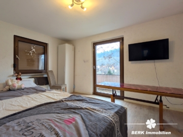 BERK Immobilien – Zweifamilienhaus mit attraktiver Rendite & Entwicklungspotenzial in Heigenbrücken - Schlafzimmer EG (116115)