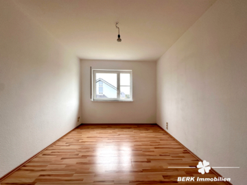BERK Immobilien – Etagenwohnung in Karlstein mit eigenem Kellerabteil und zwei Stellplätzen - Zimmer 1 (116733)