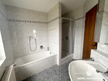 BERK Immobilien – Etagenwohnung in Karlstein mit eigenem Kellerabteil und zwei Stellplätzen - Bad (116729)