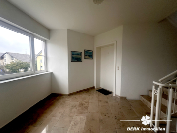 BERK Immobilien – Etagenwohnung in Karlstein mit eigenem Kellerabteil und zwei Stellplätzen - Treppenhaus Eingang (116737)