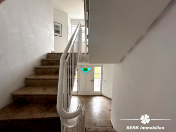 BERK Immobilien – Etagenwohnung in Karlstein mit eigenem Kellerabteil und zwei Stellplätzen - Treppenhaus (116738)