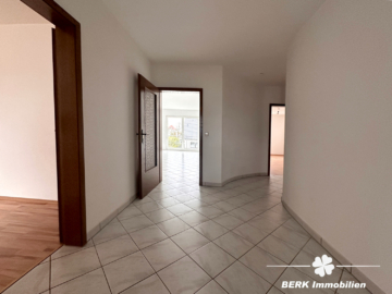BERK Immobilien – Etagenwohnung in Karlstein mit eigenem Kellerabteil und zwei Stellplätzen - Flur (116727)