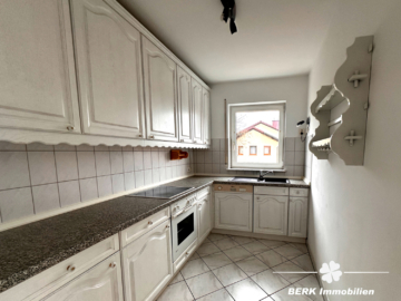 BERK Immobilien – Etagenwohnung in Karlstein mit eigenem Kellerabteil und zwei Stellplätzen - Küche (116730)