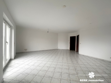 BERK Immobilien – Etagenwohnung in Karlstein mit eigenem Kellerabteil und zwei Stellplätzen - Wohnzimmer (116732)