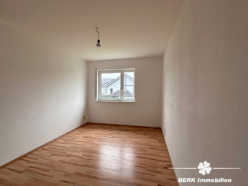 BERK Immobilien – Etagenwohnung in Karlstein mit eigenem Kellerabteil und zwei Stellplätzen - Zimmer 1 (116734)