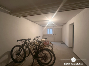 BERK Immobilien – Etagenwohnung in Karlstein mit eigenem Kellerabteil und zwei Stellplätzen - Fahrradkeller (116742)