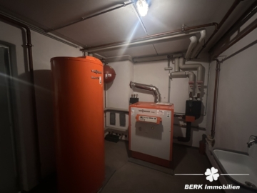 BERK Immobilien – Etagenwohnung in Karlstein mit eigenem Kellerabteil und zwei Stellplätzen - Heizung (116740)