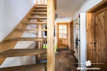 *VERKAUFT* BERK Immobilien – charmantes & liebevoll renoviertes EFH zentral in Johannesberg - Treppenhaus (115339)