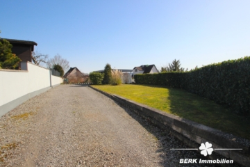 BERK Immobilien – Baugrundstück mit ca. 360 m² in Haibach mit traumhaftem Weitblick - Blick von der Straße (116649)