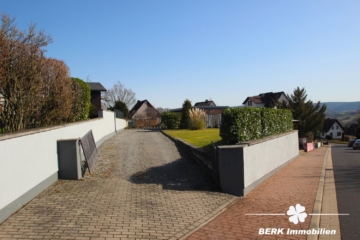 BERK Immobilien – Baugrundstück mit ca. 360 m² in Haibach mit traumhaftem Weitblick - Straßenansicht (116653)