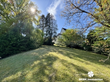 BERK Immobilien – Privates Wohnidyll im Grünen – Stilvoll leben auf parkähnlichem Grundstück - Garten Rückseite (115158)