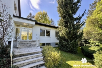 BERK Immobilien – Privates Wohnidyll im Grünen – Stilvoll leben auf parkähnlichem Grundstück - Vorderansicht (115143)