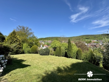 BERK Immobilien – Privates Wohnidyll im Grünen – Stilvoll leben auf parkähnlichem Grundstück - Vorgarten (115157)