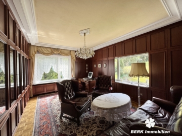 BERK Immobilien – Privates Wohnidyll im Grünen – Stilvoll leben auf parkähnlichem Grundstück - Bibliothek (115168)