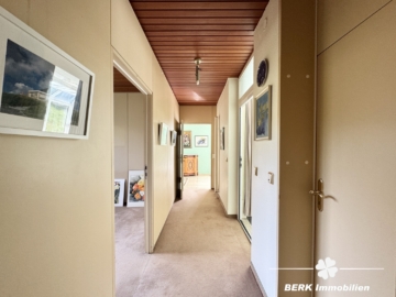 BERK Immobilien – Privates Wohnidyll im Grünen – Stilvoll leben auf parkähnlichem Grundstück - Flur (115173)