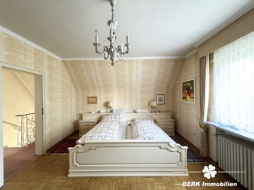 BERK Immobilien – Privates Wohnidyll im Grünen – Stilvoll leben auf parkähnlichem Grundstück - Schlafzimmer 2 (115163)