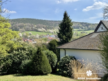 BERK Immobilien – Privates Wohnidyll im Grünen – Stilvoll leben auf parkähnlichem Grundstück - Garten Rückseite (115153)