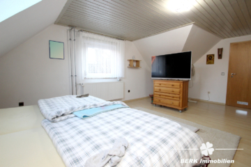BERK IMMOBILIEN – Renovierte Wohnung in Mainnähe - Schlafzimmer DG (115667)
