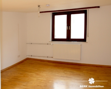 BERK IMMOBILIEN – Renovierte Wohnung in Mainnähe - Wohnzimmer (115663)