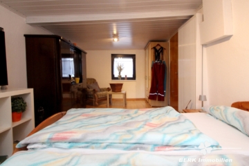 BERK IMMOBILIEN – Renovierte Wohnung in Mainnähe - Schlafzimmer OG (115664)