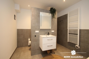 BERK Immobilien – TOP- Vermietung nach energetischer Vollsanierung 3-Zi.-Wohnung in Hösbach - Badezimmer (115382)