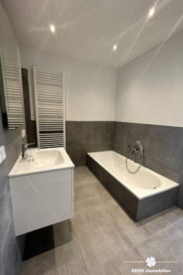 BERK Immobilien – TOP- Vermietung nach energetischer Vollsanierung 3-Zi.-Wohnung in Hösbach - Badezimmer (115383)