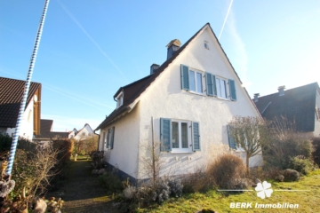 VERKAUFT – BERK Immobilien – Platz für mehr: Charmantes Haus mit zusätzlicher Bebauungsmöglichkeit - Hausansicht (116444)