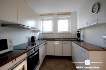 VERKAUFT – BERK Immobilien – Platz für mehr: Charmantes Haus mit zusätzlicher Bebauungsmöglichkeit - EG Küche (116433)