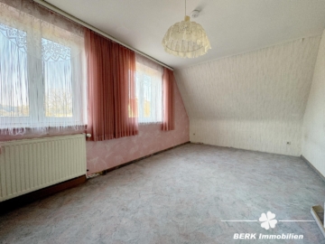 VERKAUFT – BERK Immobilien – Platz für mehr: Charmantes Haus mit zusätzlicher Bebauungsmöglichkeit - OG Zimmer I (116438)