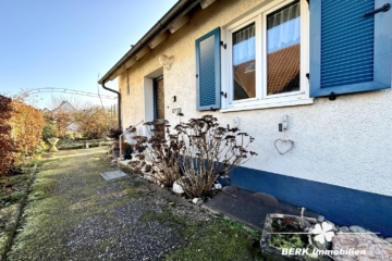 VERKAUFT – BERK Immobilien – Platz für mehr: Charmantes Haus mit zusätzlicher Bebauungsmöglichkeit - Ansicht Haustür (116430)