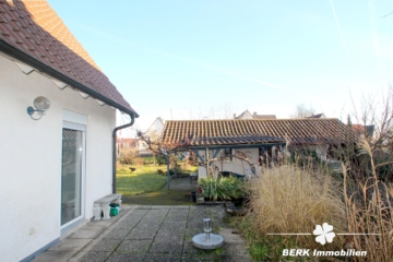 VERKAUFT – BERK Immobilien – Platz für mehr: Charmantes Haus mit zusätzlicher Bebauungsmöglichkeit - Terrasse (116442)