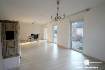VERKAUFT – BERK Immobilien – Platz für mehr: Charmantes Haus mit zusätzlicher Bebauungsmöglichkeit - EG Wohn-und Essbereich (116432)