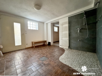 VERKAUFT – BERK Immobilien – Platz für mehr: Charmantes Haus mit zusätzlicher Bebauungsmöglichkeit - KG Duschraum (116440)