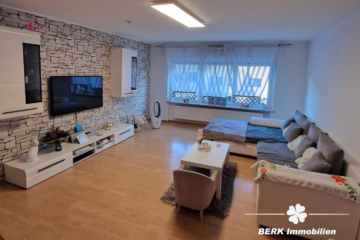 BERK Immobilien – Vermietetes Dreifamilienhaus als Kapitalanlage in Leidersbach - Wohnzimmer EG (116130)