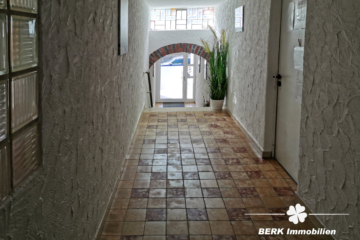 BERK Immobilien – Vermietetes Dreifamilienhaus als Kapitalanlage in Leidersbach - Hauseingang u. Keller (116152)