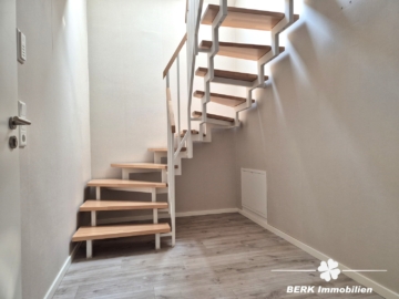 *RESERVIERT* BERK Immobilien – bezugsfertige & gemütliche Maisonette-Wohnung mit 3 Zimmern im Herzen von Obernau - Treppenaufgang ins DG (115559)