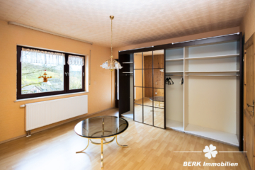 *Reserviert*BERK Immobilien – großzügiges Wohnhaus in Mömbris-Rothengrund mit zwei abgetrennten Wohneinheiten - OG Zimmer (116276)