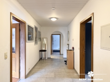 BERK Immobilien – Großzügige 4-Zimmer-Eigentumswohnung mit Balkon & Ausbaupotenzial in Mespelbrunn-Hessenthal - Bild (116198)