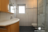 Badezimmer -EG - BERK Immobilien – Ihr Zweifamilienhaus – modern, großzügig & voller Möglichkeiten!