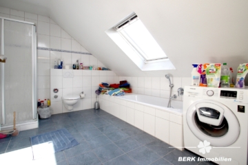 BERK Immobilien – Ihr Zweifamilienhaus – modern, großzügig & voller Möglichkeiten! - Badezimmer - OG (115059)