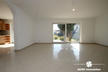 BERK Immobilien – Ihr Zweifamilienhaus – modern, großzügig & voller Möglichkeiten! - Wohn- und Essbereich -EG (115046)