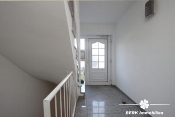 BERK Immobilien – Ihr Zweifamilienhaus – modern, großzügig & voller Möglichkeiten! - Treppenhaus (115054)